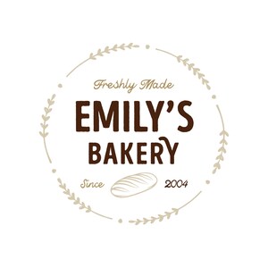 Puede incluir: Un logotipo marrón con un círculo blanco y una corona de hojas alrededor del borde. El texto "Freshly Made" está en la parte superior, seguido de "EMILY'S BAKERY" en una fuente más grande. El texto "Since" y "2004" está en la parte inferior, con un dibujo de una hogaza de pan en el medio.