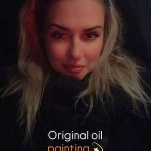 Puede incluir: Una persona con cabello rubio y una diadema estampada. La imagen incluye el texto "Original oil painting Handmade with love."