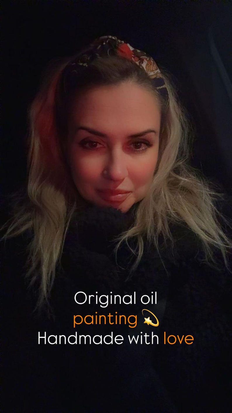 Puede incluir: Una persona con cabello rubio y una diadema estampada. La imagen incluye el texto "Original oil painting Handmade with love."