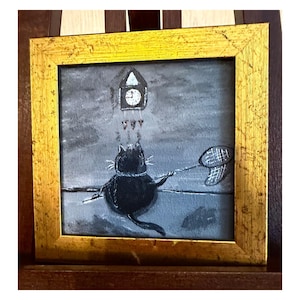 Puede incluir: Pintura enmarcada en oro que representa un gato negro con una red de mariposas, apuntando a un reloj de cuco. El fondo es gris y blanco. La obra de arte tiene un estilo ilustrativo y caprichoso, con un tema l&uacute;dico.