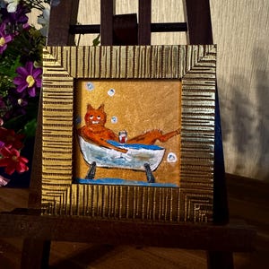 Mini peinture d'un chat orange dans la salle de bain avec un verre de vin #87 dans Peinture originale faite à la main 4x4 encadrée