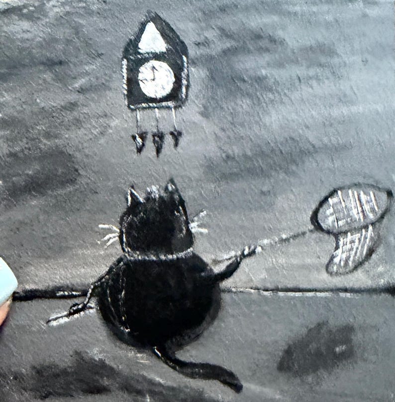 Puede incluir: Un gato negro con bigotes blancos y un collar, sosteniendo una red, mira un reloj de cuco blanco y negro. La obra de arte est&aacute; sobre un fondo gris con un efecto nublado.