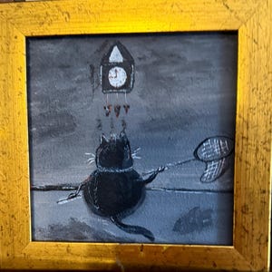 Puede incluir: Una pintura caprichosa en un marco dorado representa un gato negro con una red de mariposas, alcanzando un reloj de cuco. El reloj est&aacute; encima del gato, y el fondo es gris apagado. La obra de arte tiene un estilo juguet&oacute;n y caricaturesco.