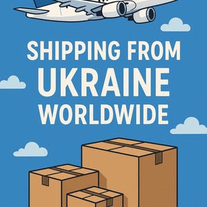 Puede incluir: Ilustraci&oacute;n de un avi&oacute;n blanco con detalles azules volando sobre tres cajas de cart&oacute;n marrones contra un cielo azul con nubes blancas. El texto dice "SHIPPING FROM UKRAINE WORLDWIDE."