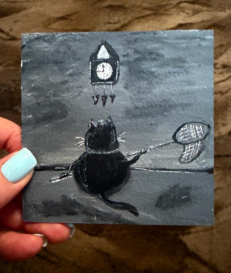 Puede incluir: Una pintura caprichosa de un gato negro sosteniendo una red de mariposas, con un reloj de cuco encima. La obra de arte est&aacute; sobre un fondo cuadrado gris. El gato tiene bigotes blancos y un collar. El reloj tiene una esfera blanca.