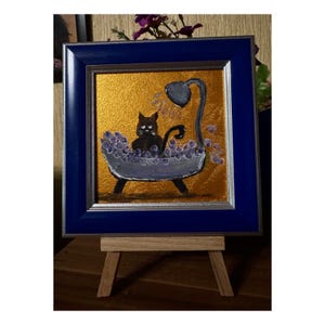 Chat noir dans une salle de bain # 17 Peinture acrylique dorée 4x4 Peinture originale encadrée Peinture de chat noir originale Art Aceo Artiste ukrainien