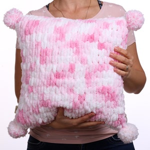 Linda almohada de felpar rosa y blanco, cojín hygge de frambuesa con pompones, funda de almohada gruesa de color burdeos pálido, almohada de pom pom hecha a mano