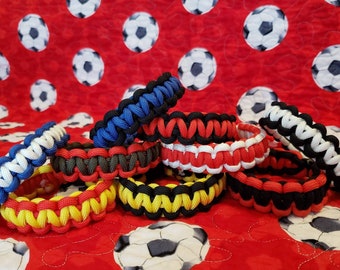 Football/Soccer Team Inspiriertes Survival Armband 550 Paracord Cobra Knoten mit verstellbarem Verschluss für Fußballfans