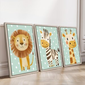 Set di 3 stampe con cornice Safari per la cameretta dei bambini, stampe con tema giungla per la cameretta dei bambini, stampe con leone, zebra e giraffa, stampe con animali per la cameretta dei bambini, decorazioni da parete per la cameretta dei bambini.