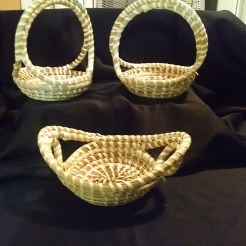 Small Charleston Sweetgrass Basket With Pine Knot Accents Etsy