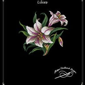 Könnte beinhalten: Ein Kreuzstichmuster mit weißen Lilien mit lila und gelben Akzenten, vor schwarzem Hintergrund. Das Wort "Lilies" steht über den Blumen. Das Design umfasst grüne Blätter und einen dekorativen Rahmen.
