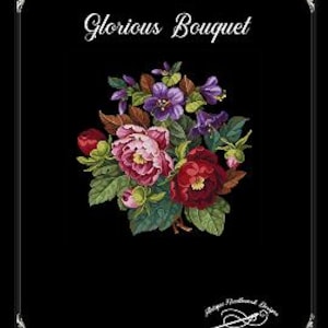 Puede incluir: Un patrón de punto de cruz con un ramo de flores rosas, rojas y moradas con hojas verdes sobre un fondo negro. El título "Glorious Bouquet" está escrito en una fuente decorativa sobre las flores.