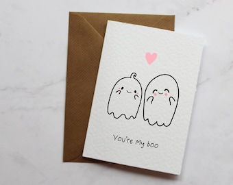 Op de afbeelding: Een witte kaart met twee cartoon-geesten en een roze hart. De tekst op de kaart luidt "You're my boo."