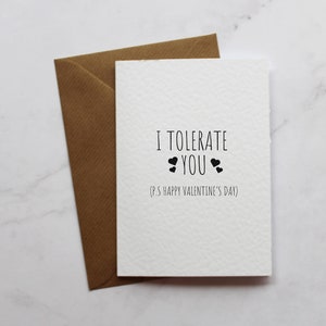 Tarjeta de aniversario "Te tolero" PD: te amo. Tarjeta divertida para el día de San Valentín para él. Diseño de corazones lindos. Tamaño A6 con sobre.