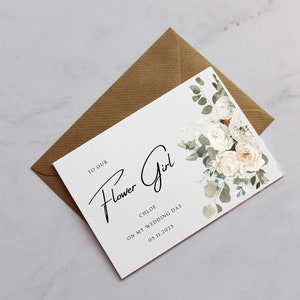 Personalisiert, um unsere Blumenmädchen-Hochzeitstag-Karte | An unserem Hochzeitstag Karte | Eukalyptus & weiße Rose Bouquet Hochzeitskarte | Blumenmädchen-Karte