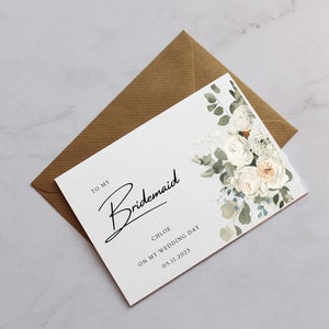 Personalisiert zu meiner Brautjungfer Hochzeitstag Karte | An unserem Hochzeitstag Karte | Eukalyptus & weiße Rose Bouquet Hochzeitskarte | Brautjungfer Karte