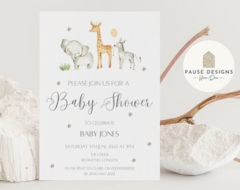 Può includere: Un invito a un baby shower con un'illustrazione ad acquerello di una giraffa, un elefante e una zebra. L'invito recita "Si prega di unirsi a noi per un Baby Shower per celebrare Baby Jones Sabato 4 giugno 2022 alle 14:00 The Lodge, Richmond, Londra Si prega di confermare la propria presenza a Claire entro il [data illeggibile]"