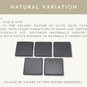 K&ouml;nnte beinhalten: F&uuml;nf quadratische Schieferuntersetzer, jeweils 10 cm x 10 cm, mit nat&uuml;rlichen Variationen in Form und Textur. Die Untersetzer haben individuell geschnittene, unebene Kanten. Der Text "NATURAL VARIATION" steht oben.