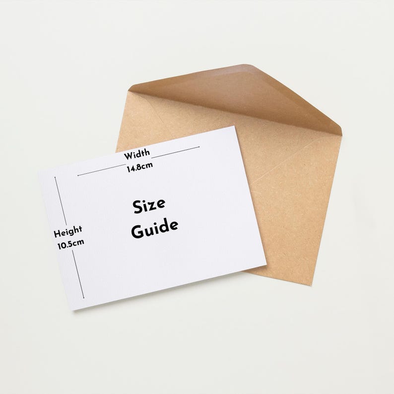 K&ouml;nnte beinhalten: Eine wei&szlig;e Karte mit dem Text "Size Guide" und den Ma&szlig;en 14,8 cm breit und 10,5 cm hoch, in einem braunen Umschlag. Karte und Umschlag befinden sich auf wei&szlig;em Hintergrund.