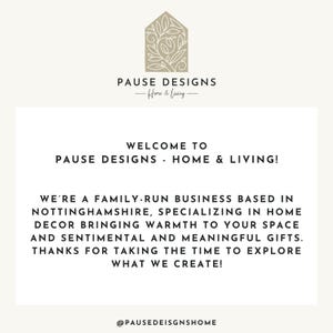K&ouml;nnte beinhalten: Cremefarbene Grafik mit dem Text "PAUSE DESIGNS - Home & Living" und einem dekorativen Haus-Symbol. Der Text "WELCOME TO PAUSE DESIGNS - HOME & LIVING!" ist ebenfalls vorhanden, zusammen mit einer Unternehmensbeschreibung.