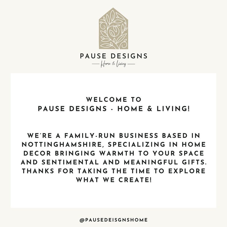 K&ouml;nnte beinhalten: Cremefarbene Grafik mit dem Text "PAUSE DESIGNS - Home & Living" und einem dekorativen Haus-Symbol. Der Text "WELCOME TO PAUSE DESIGNS - HOME & LIVING!" ist ebenfalls vorhanden, zusammen mit einer Unternehmensbeschreibung.