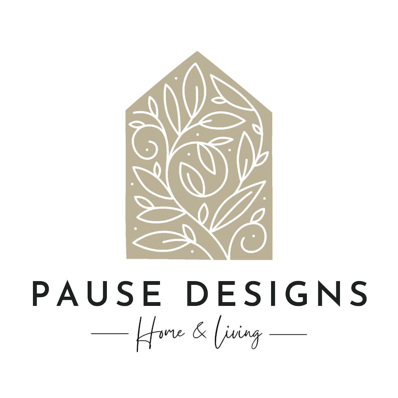 K&ouml;nnte beinhalten: Logo f&uuml;r Pause Designs. Ein hausf&ouml;rmiges Design in einem ged&auml;mpften Beigeton, gef&uuml;llt mit wei&szlig;er botanischer Linienkunst. Der Text "PAUSE DESIGNS" ist fett und schwarz, mit "Home & Living" in einer Schreibschrift darunter.