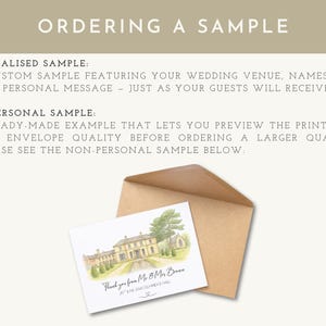 K&ouml;nnte beinhalten: Ein Muster einer Hochzeitseinladung mit einer Aquarellillustration eines Geb&auml;udes, pr&auml;sentiert mit einem braunen Umschlag. Auf der Einladung steht "Thank you from Mr & Mrs Brown". Das Bild enth&auml;lt auch den Text "Ordering a Sample".