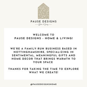 K&ouml;nnte beinhalten: Cremefarbene Grafik mit dem Text "PAUSE DESIGNS - Home & Living" und einem Logo eines Hauses mit Bl&auml;ttern. Der Text lautet "Willkommen bei Pause Designs. Wir sind ein Familienunternehmen, das sich auf Heimdekoration spezialisiert hat."