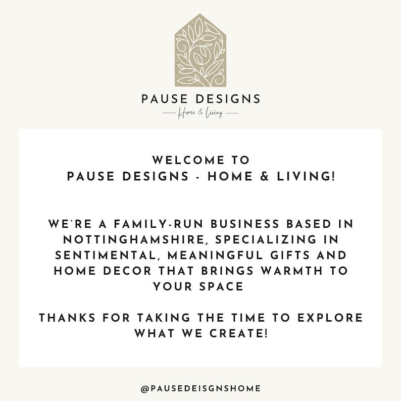K&ouml;nnte beinhalten: Cremefarbene Grafik mit dem Text "PAUSE DESIGNS - Home & Living" und einem Logo eines Hauses mit Bl&auml;ttern. Der Text lautet "Willkommen bei Pause Designs. Wir sind ein Familienunternehmen, das sich auf Heimdekoration spezialisiert hat."