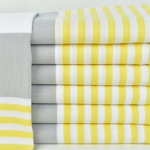 Toalha de banho personalizada, presente personalizado para ela, toalha amarelo-cinza, toalha listrada, toalha de praia personalizada de dama de honra de 40 x 71 polegadas,