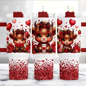 Può includere: Un set di tre tazze da viaggio bianche con manici e coperchi rossi. Ogni tazza presenta una mucca dei cartoni animati con un fiocco, circondata da cuori e rose. Il fondo di ogni tazza ha un design glitterato rosso, perfetto per San Valentino.