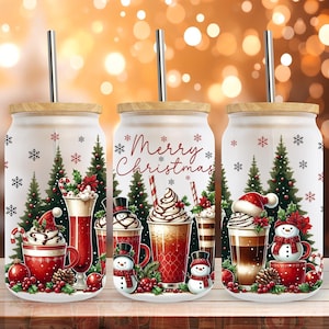Puede incluir: Tres vasos de vidrio con tapas de madera y pajitas de metal, decorados con diseños navideños. Cada vaso presenta una bebida festiva diferente, muñecos de nieve, árboles de Navidad y el texto "Merry Christmas".