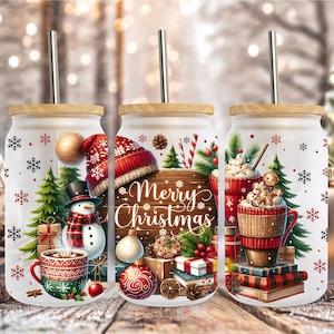 Pode incluir: Três copos de vidro com tampas de madeira e canudos de metal. Cada copo apresenta um design festivo de Natal com flocos de neve, um boneco de neve e o texto "Merry Christmas". Os designs incluem detalhes em vermelho e verde.
