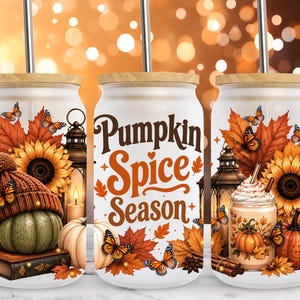 Peut inclure: Trois verres givrés avec couvercles en bambou et pailles en métal. Le motif présente des feuilles d'automne, des tournesols, des citrouilles, des papillons, des lanternes et une boisson à la crème fouettée. Le texte indique Pumpkin Spice Season.
