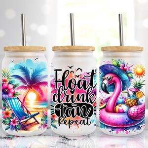 Könnte beinhalten: Drei Edelstahlbecher mit Bambusdeckeln und Strohhalmen. Die Becher zeigen verschiedene sommerliche Designs: eine Strandszene mit einer Palme und einem Liegestuhl, ein Flamingo in einem Pool-Schwimmring und der Text "Float Drink Tan Repeat".