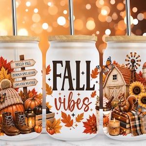 Peut inclure: Trois verres givrés avec couvercles en bambou et pailles en métal, ornés de motifs automnaux incluant citrouilles, feuilles d'automne, bonnet, bottes, grange, écureuil, tournesols et les textes "HELLO FALL", "FALL vibes" et "THANKFUL GRATEFUL BLESSED".