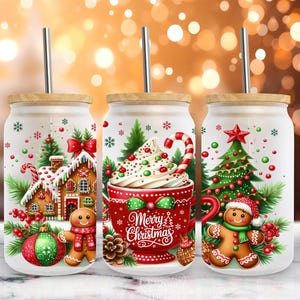 Pode incluir: Três copos de vidro com tampas de bambu e canudos de aço inoxidável. Cada copo apresenta um design festivo de Natal: uma casa de pão de gengibre, uma xícara de chocolate quente e uma árvore de Natal decorada. Os desenhos são em vermelho, verde e branco.