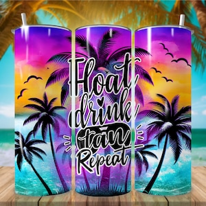 Könnte beinhalten: Drei Edelstahlbecher mit einem farbenfrohen Sonnenuntergangs- und Palmenmotiv. Der mittlere Becher trägt den Text "Float drink tan repeat" in Schwarz.