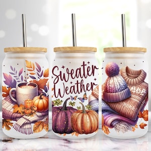 Può includere: Tre bicchieri di vetro con coperchi in bambù e cannucce in metallo. Ogni bicchiere presenta un design a tema autunnale. Uno mostra una tazza di caffè, zucche e una sciarpa. Un altro dice "Sweater Weather" con zucche e farfalle. L'ultimo mostra un cappello e un maglione.