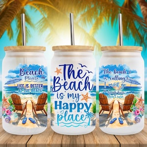 Puede incluir: Tres vasos de vidrio con tapas de bambú y pajitas de metal. Cada vaso tiene un diseño con temática de playa con texto como "Beach Please" y "The beach is my happy place". Los diseños incluyen sillas de playa, sombrillas y escenas oceánicas.