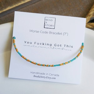 Peut inclure: Un bracelet en perles turquoise et dorées avec le message "You Fucking Got This" en code Morse. Le bracelet mesure 17,8 cm de long et est fait à la main au Canada.
