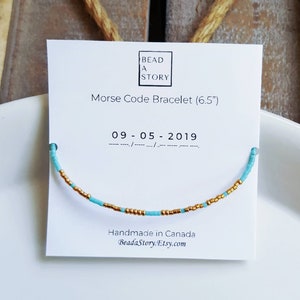 Peut inclure: Un bracelet en perles turquoise et dorées avec le texte "Morse Code Bracelet (6.5")" et "09-05-2019" sur une carte blanche. La carte comprend également le texte "BEAD A STORY", "Fabriqué au Canada" et "BeadaStory.Etsy.com".