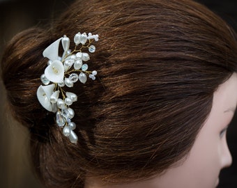 Bridal hair piece accessories. Bridal hair comb with white calla lilies, pearl, crystal. Floral wedding hair comb accessories