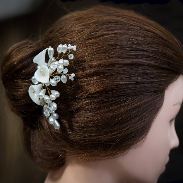 Bridal hair piece accessories. Bridal hair comb with white calla lilies, pearl, crystal. Floral wedding hair comb accessories