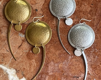 Brincos de escudo artesanais em bronze — Joias artesanais de Vermont, presente para ela | Escudo da Deusa
