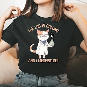 El laboratorio está llamando PNG, laboratorio de ciencias, ciencia divertida png para mujeres, ciencia del gato, química gato png, químico, microbiólogo, vaso de precipitados, DESCARGAR