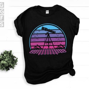 Könnte beinhalten: Schwarzes T-Shirt mit einem Retro-Design, das ein Teleskop, Sternbilder und Berge vor einem Sonnenuntergang mit Farbverlauf zeigt. Das Design enthält ein Rastermuster und den Text "SVG PNG DXF EPS" oben links.