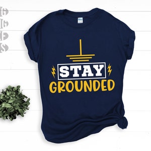 SVG, Png, Dxf, Eps - Stay Grounded Funny Electrician Quote Graphic, Electricity, Trade School, Pun, Humor - downloads digitais instantâneos
