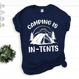 SVG, Png, Dxf, Eps - Camping está en tiendas de campaña Refranes divertidos de camping, citas de camping, juegos de palabras de camping, descargas digitales instantáneas de Camping Lover