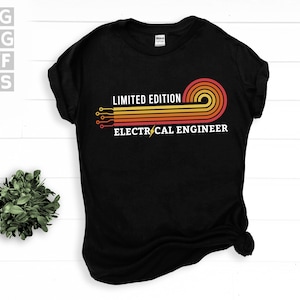 Op de afbeelding: Zwart T-shirt met een retro-grafische afbeelding met de tekst "Limited Edition Elektrotechnicus" met een gestileerde bliksem en kleurrijke strepen.